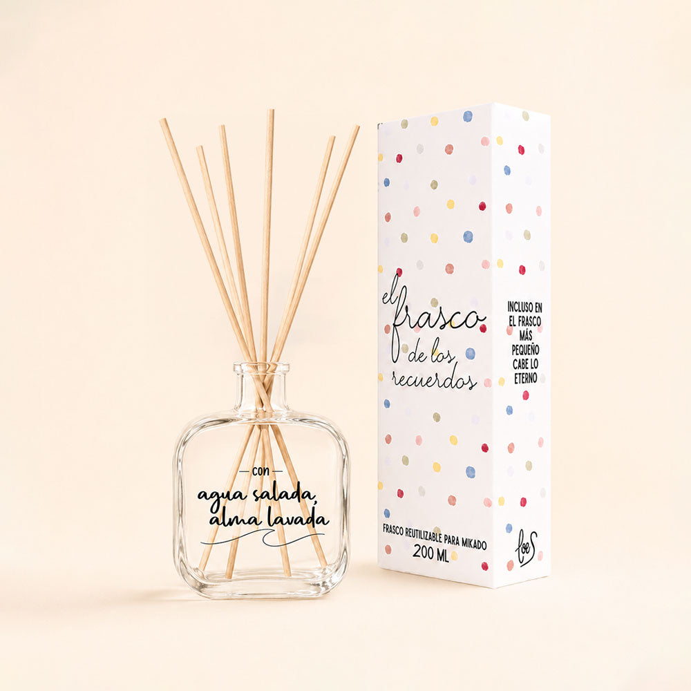 Envase mikado reutilizable vacío 200ml Agua Salada Alma Lavada de LoeS con varillas de ratán y caja "El Frasco de los Recuerdos" sobre fondo neutro crema – D'Arome