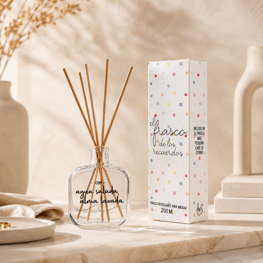 Envase mikado reutilizable 200ml Agua Salada Alma Lavada de LoeS con su caja sobre superficie de mármol y sombras de palmera, ambiente mediterráneo – D'Arome