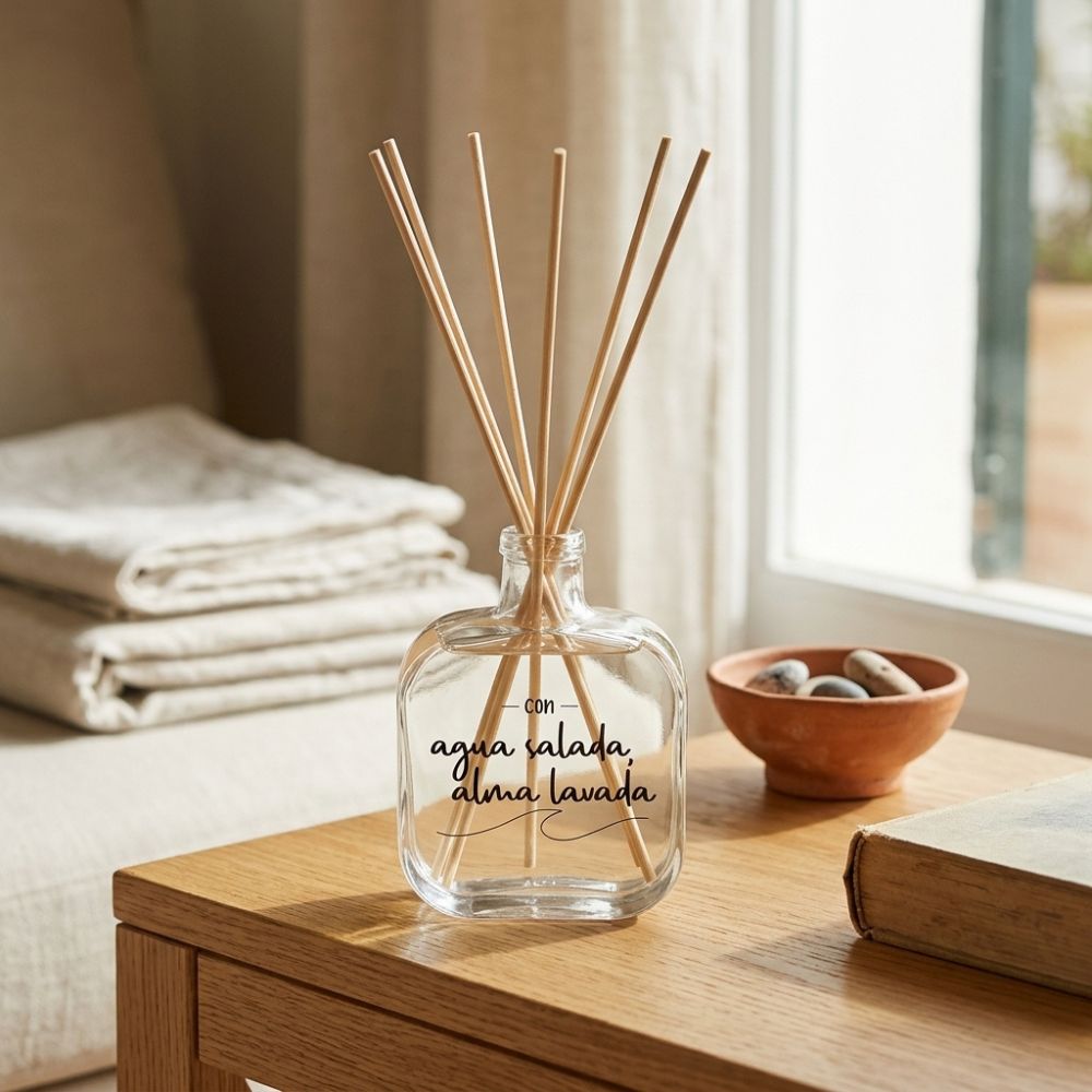 Envase mikado reutilizable Agua Salada Alma Lavada de LoeS 500ml con varillas de ratán en ambiente zen junto a ventana, cuenco de piedras y textiles de lino – D'Arome