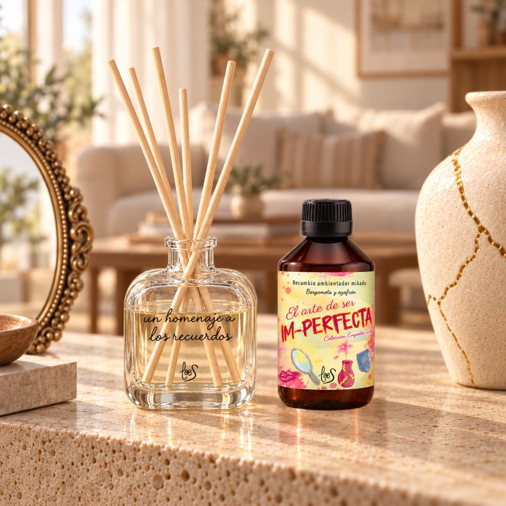 Mikado 'Un homenaje a los recuerdos' relleno con Im-Perfecta de LoeS, ambientando un salón cálido junto a un jarrón kintsugi – D'Arome