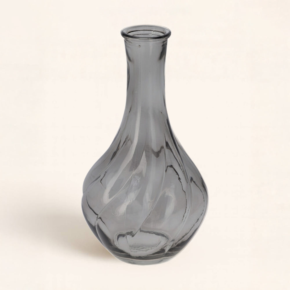 Descubre el envase mikado Talía Gris Oscuro, una pieza de vidrio elegante y moderna. Ideal para perfumar tu casa con mucho estilo. 💫 ¡Hazlo tuyo!