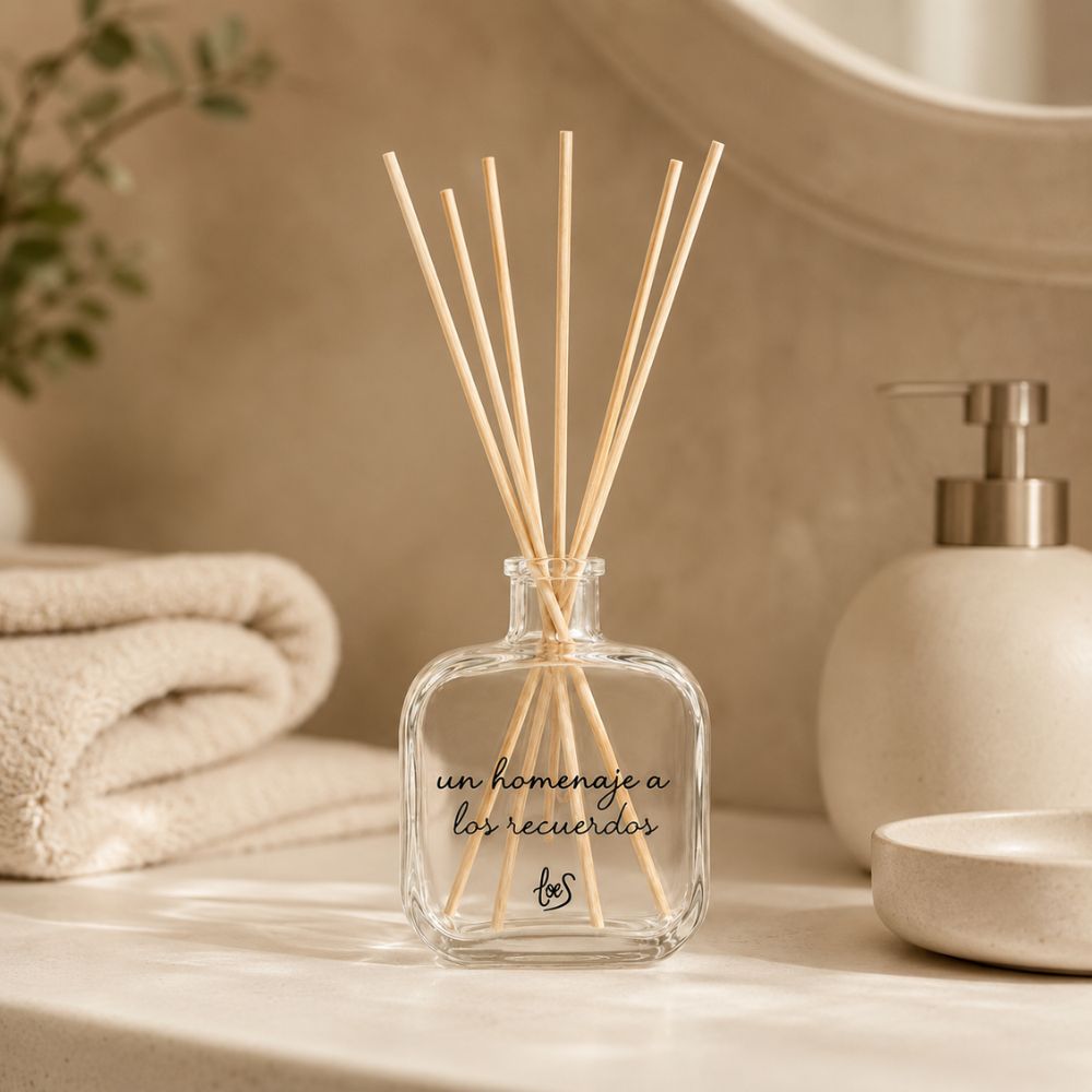 Envase mikado reutilizable 200ml "Un homenaje a los recuerdos" de LoeS en encimera de baño con toalla beige, dispensador de cerámica y ambiente spa – D'Arome