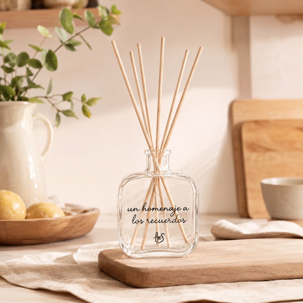 Envase mikado reutilizable 200ml "Un homenaje a los recuerdos" de LoeS en encimera de cocina con limones, jarra cerámica y tabla de madera – D'Arome