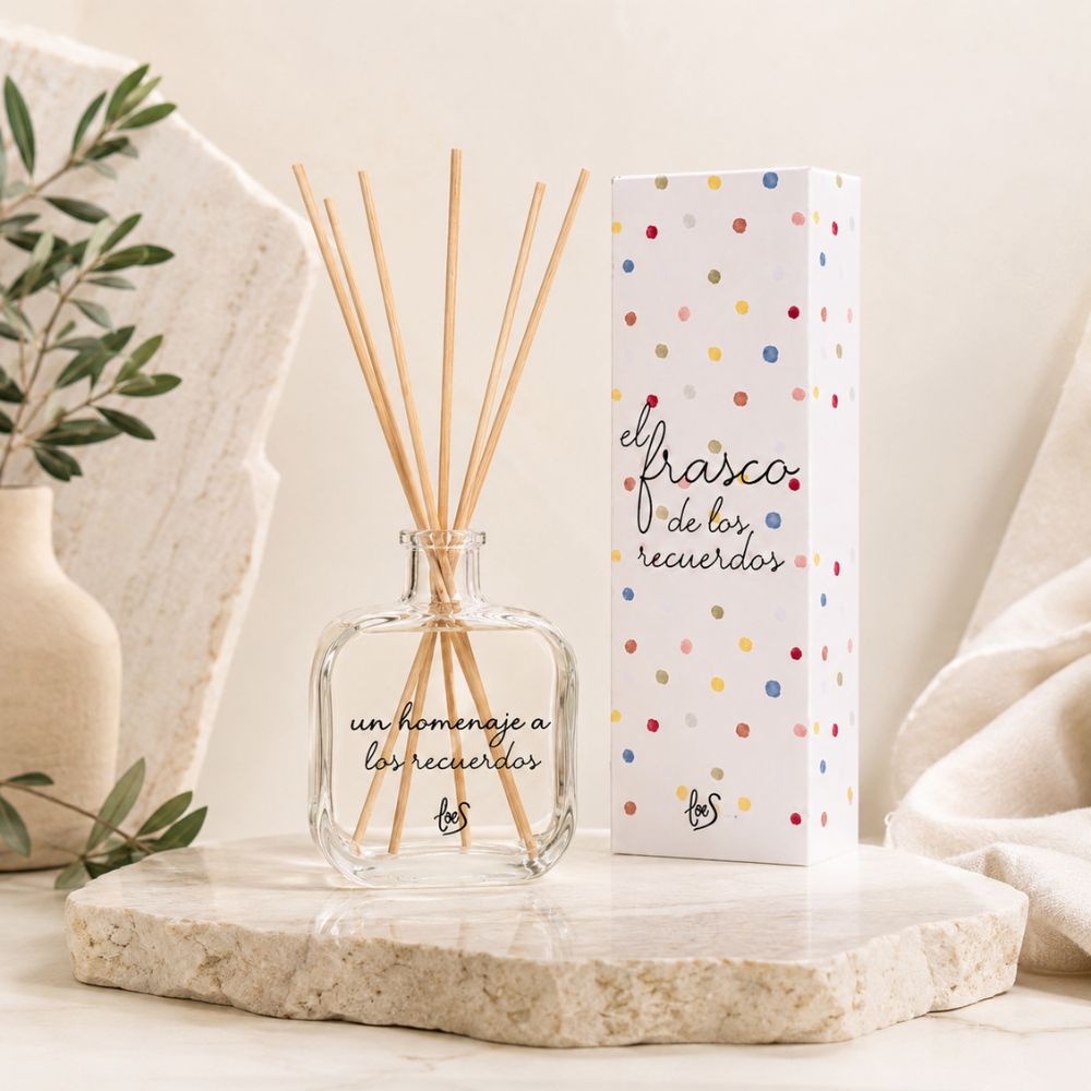 Envase mikado reutilizable 200ml "Un homenaje a los recuerdos" de LoeS sobre piedra travertino con olivo y jarrón cerámico, ambiente mediterráneo natural – D'Arome