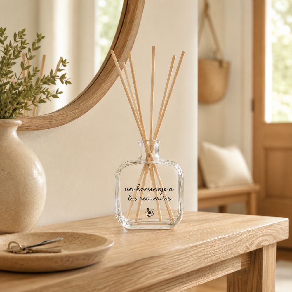 Envase mikado reutilizable 200ml "Un homenaje a los recuerdos" de LoeS sobre mueble recibidor con espejo redondo, llaves y jarrón con eucalipto – D'Arome
