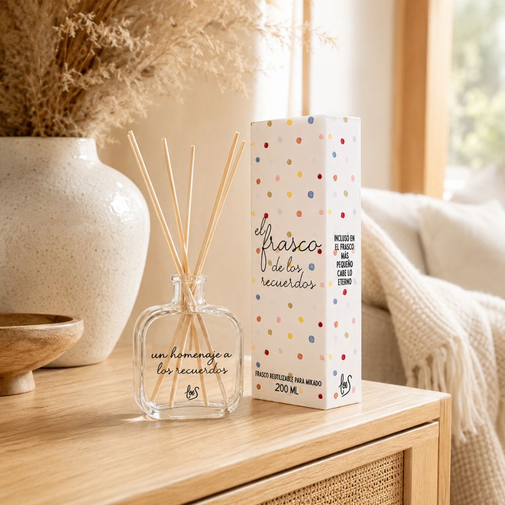 Envase mikado reutilizable 200ml "Un homenaje a los recuerdos" de LoeS junto a su caja decorativa en salón con jarrón de pampas y mantita de punto – D'Arome