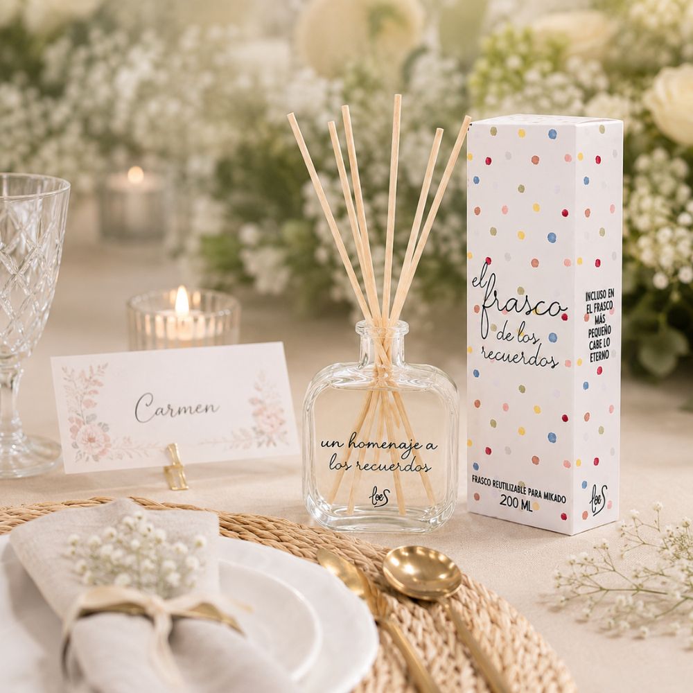 Frasco mikado reutilizable 200ml "Un homenaje a los recuerdos" de LoeS como detalle de boda en mesa de invitados con paniculata, vajilla dorada y tarjeta de invitada Carmen – D'Arome