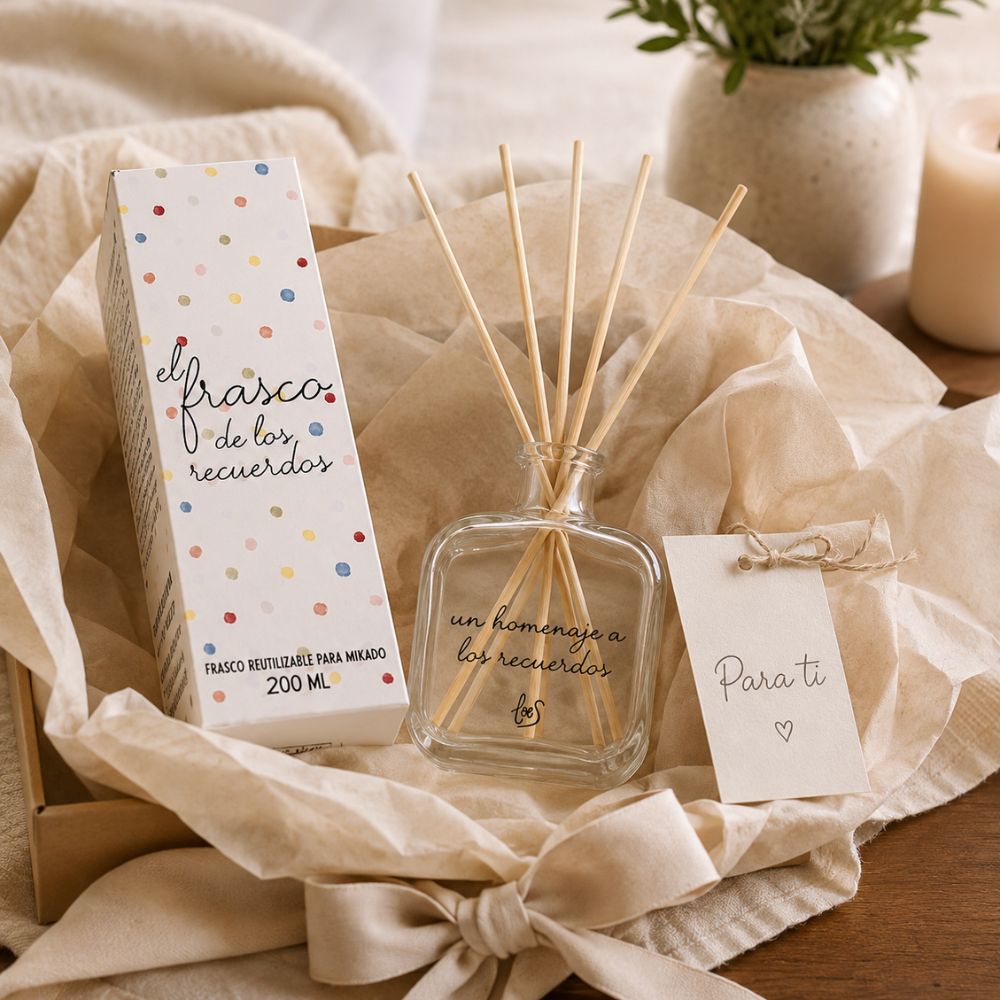 Frasco mikado reutilizable 200ml "Un homenaje a los recuerdos" de LoeS preparado como regalo personalizado con etiqueta "Para ti", papel de seda y vela, detalle especial para alguien único – D'Arome