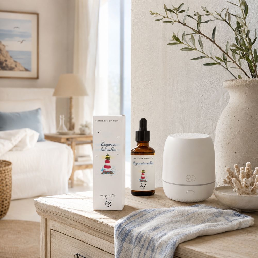Esencia para difusor de aromas "Llegar a la orilla" y difusor eléctrico de LoeS en salón mediterráneo luminoso con cuadro marinero y rama de olivo – D'Arome
