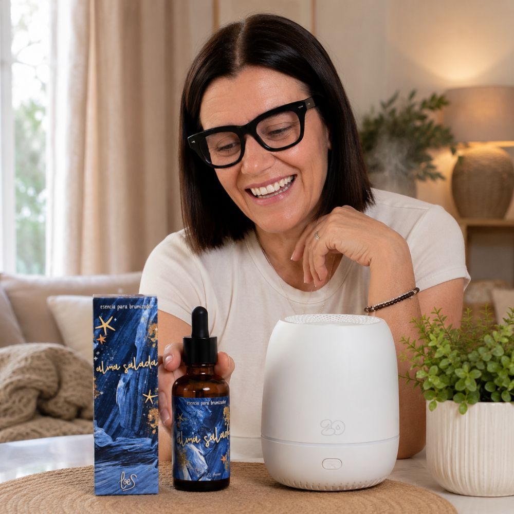 Marí Carmen, CEO y experta en aromas de D'Arome, presenta la esencia para brumizador Alma Salada de LoeS junto al difusor Sira emitiendo bruma en su salón – D'Arome