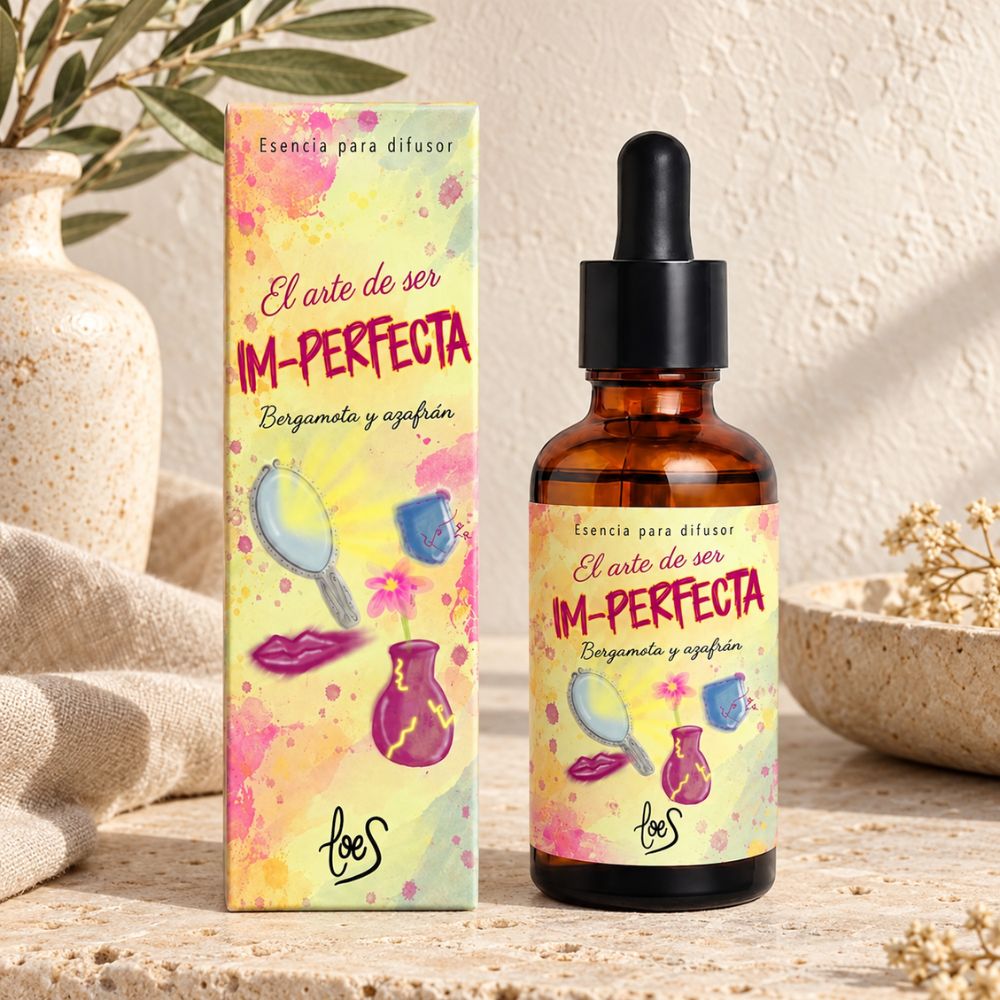 Esencia para difusor Im-Perfecta de LoeS sobre una superficie de piedra clara, junto a flores secas y un cuenco decorativo – D'Arome
