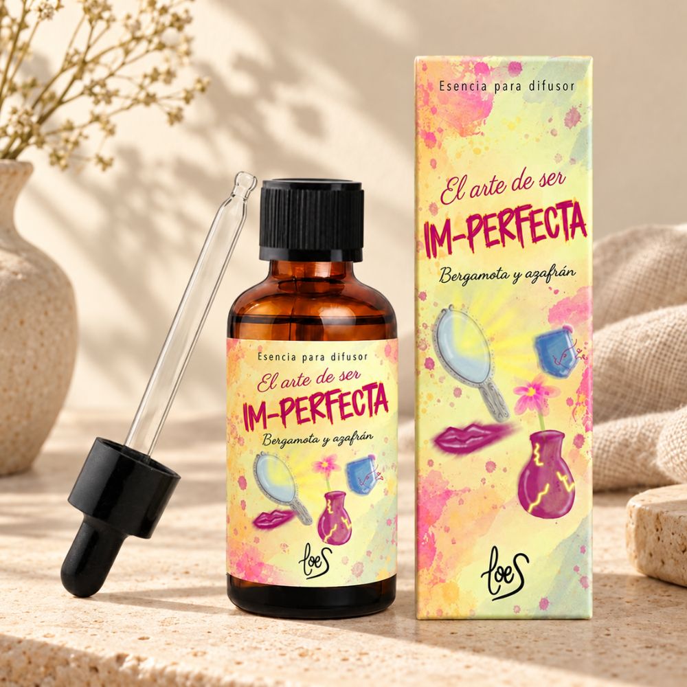 Detalle del cuentagotas de cristal de la esencia para difusor Im-Perfecta de LoeS, apoyado junto a su caja y el frasco – D'Arom