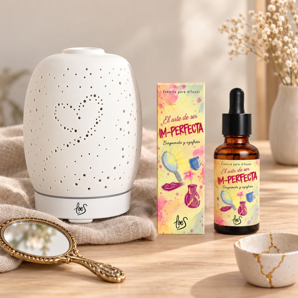 Esencia para difusor Im-Perfecta de LoeS junto al difusor estela con forma de corazón calado, listo para perfumar la casa – D'Arome