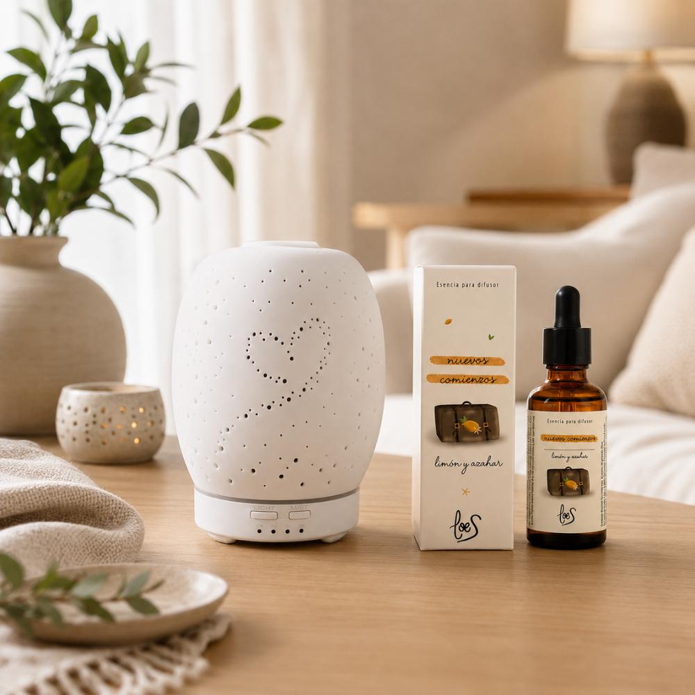 Esencia Nuevos Comienzos LoeS limón y azahar junto a difusor ultrasónico blanco encendido en salón nórdico, perfume de hogar con difusor – D'Arome