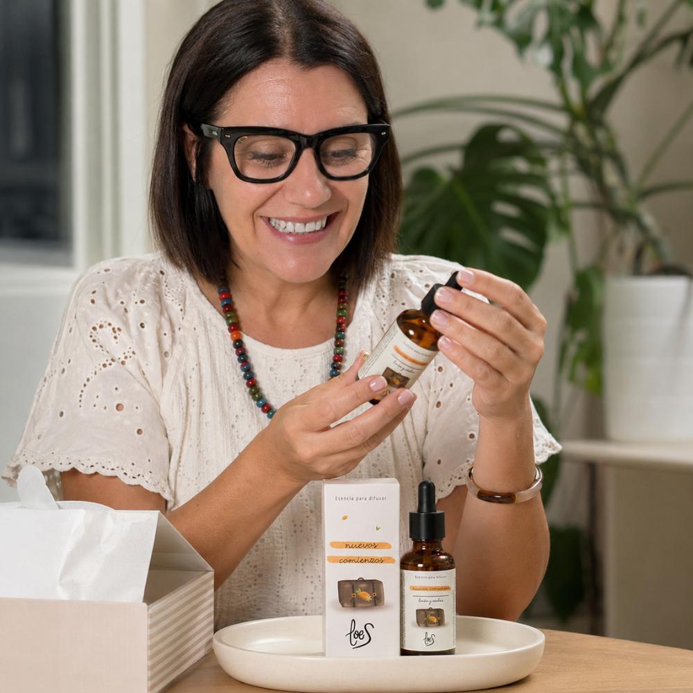 Mari Carmen, experta en aromas y CEO de D'Arome, abriendo la pipeta de la esencia Nuevos Comienzos LoeS limón y azahar sobre bandeja blanca