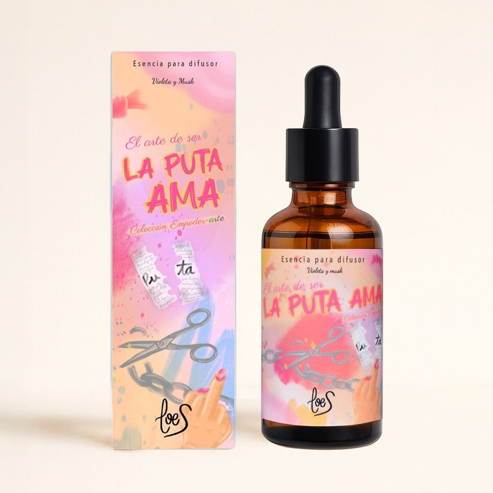 Esencia para difusor La Puta Ama de LoeS, 50 ml, aroma a violeta y musk, frasco ámbar con cuentagotas y caja ilustrada de la colección Empoder-arte – D’Arome