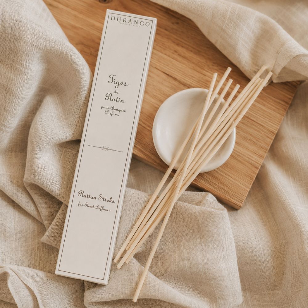 Caja de varillas de rattan 40cm Durance Provence France con varillas sobre tabla de madera y lino natural recambio para mikado bouquet parfumé – D'Arome
