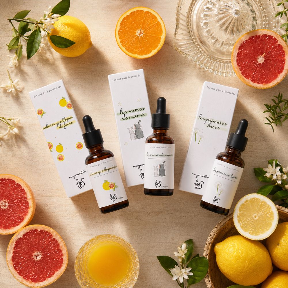 Flatlay del pack tres esencias cítricas LoeS rodeado de limón, naranja, pomelo cortado, azahar y zumo natural – D'Arome