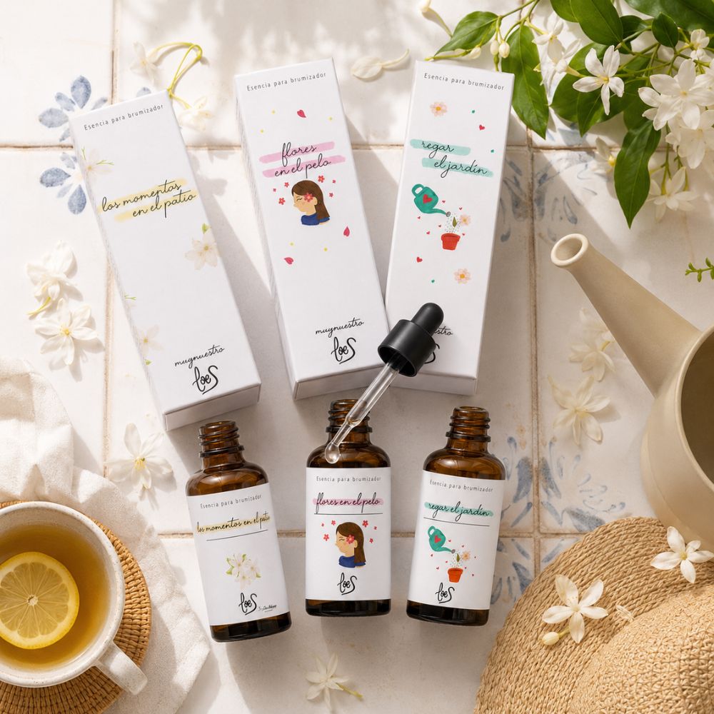 Flatlay del pack tres esencias para difusor LoeS con cajas abiertas, jazmín fresco y taza de té con limón sobre suelo de azulejos hidráulicos antiguos – D'Arome