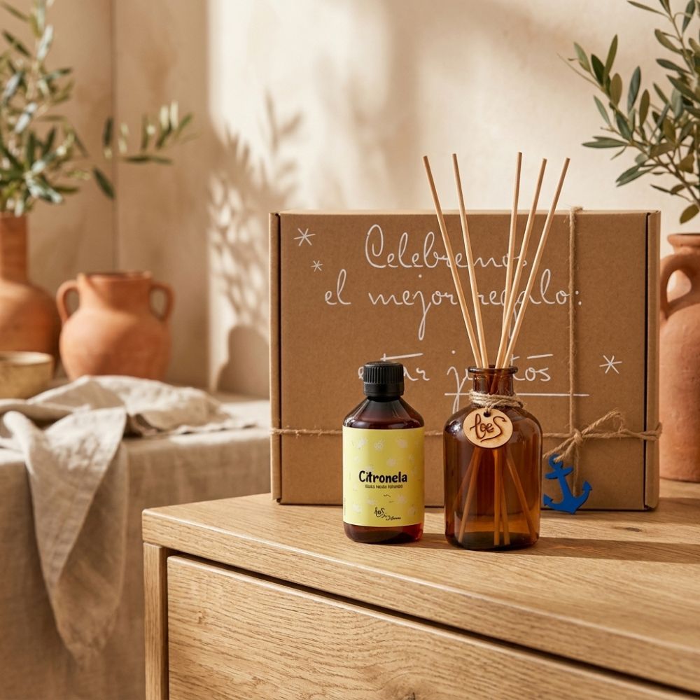 Cofre regalo de verano mikado de LoeS con frasco de cristal ámbar y recambio Citronela antimosquitos sobre mueble de madera en ambiente rústico mediterráneo – D'Arome