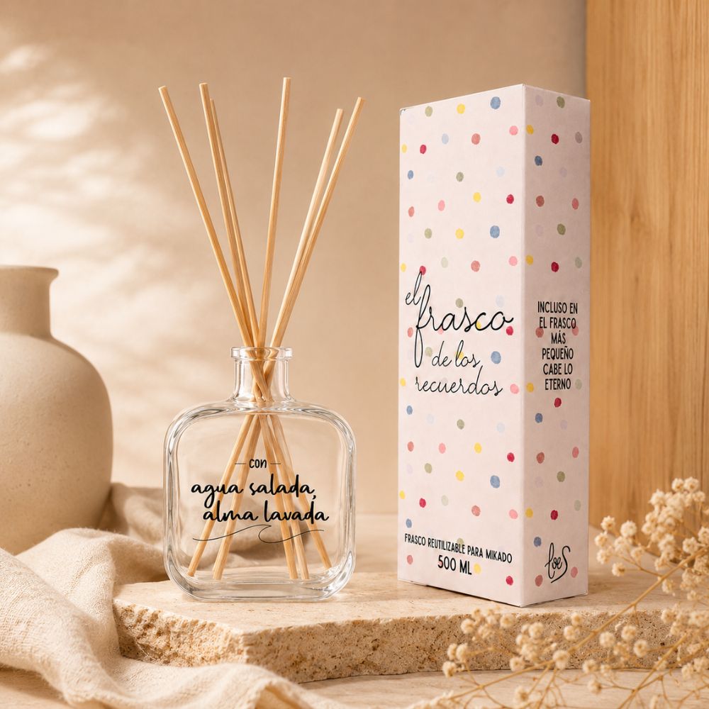 Frasco mikado vacío Agua Salada Alma Lavada de LoeS 500ml junto a su caja "El Frasco de los Recuerdos" en ambiente boho con jarrón de cerámica y flores secas – D'Arome