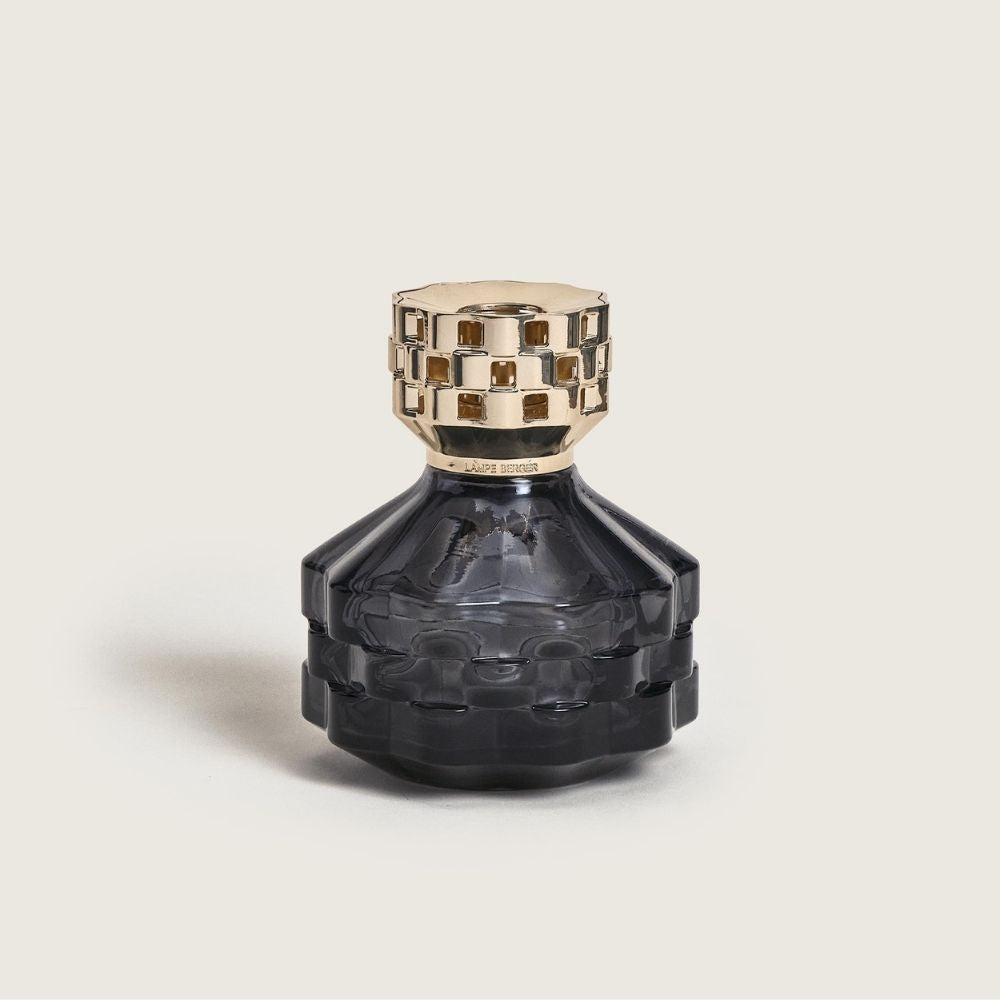 Bolero Negra: La Lámpara más deseada de Maison Berger: diseño de Serge Rusak y corona dorada. Purifica el aire y perfuma con máximo estilo.