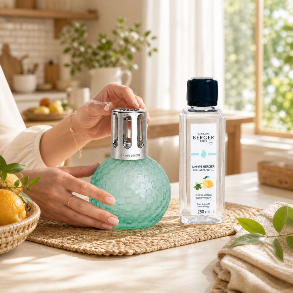 Lámpara catalítica Disco Verde Escarchada Maison Berger colección Estivale en cocina mediterránea sobre base de esparto