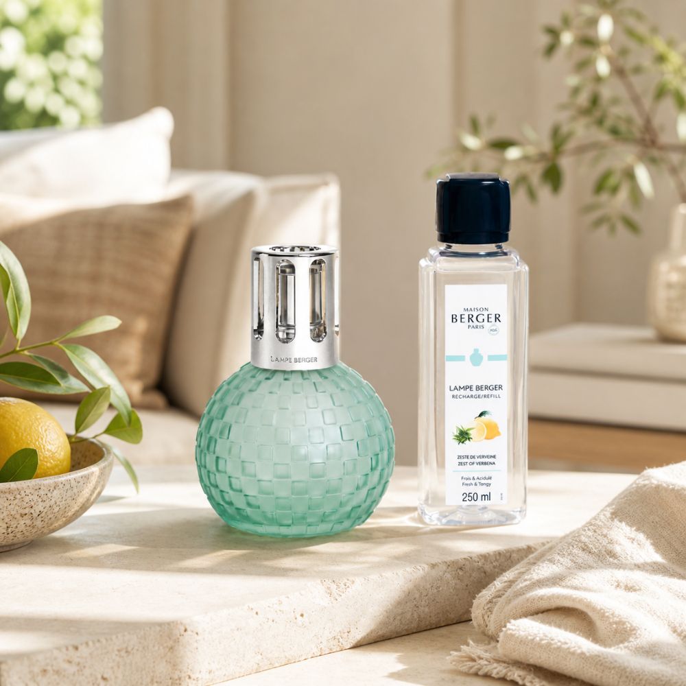 Cofre lámpara catalítica Disco Verde Escarchada con aroma Zest of Verbena en salón veraniego