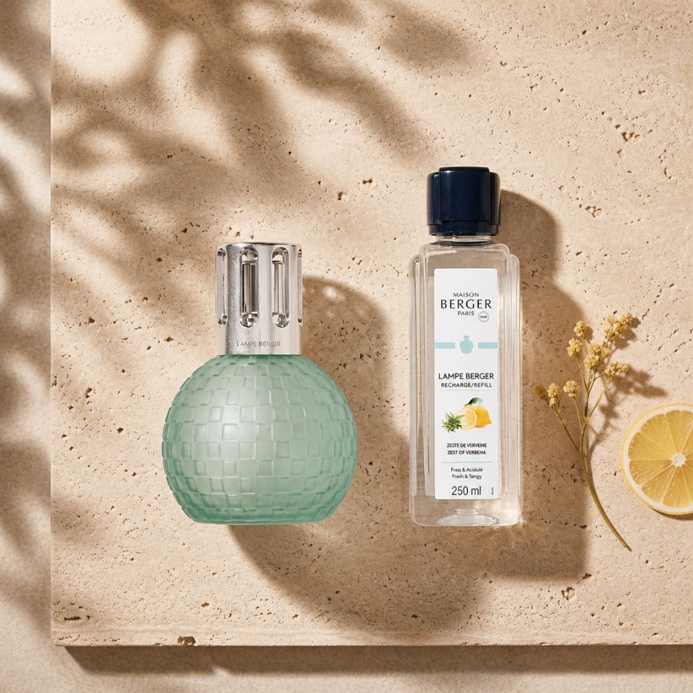 Lámpara catalítica Disco Verde Escarchada Maison Berger sobre piedra natural con limón y flores secas