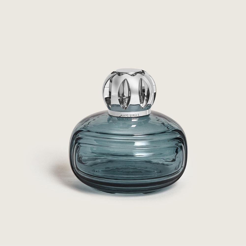 ¿Buen olor en casa? Enigma Azul una joya de cristal diseñada por De Vog. Purifica y elimina malos olores con elegancia. ¡Ve a por tu Lamp Berger!