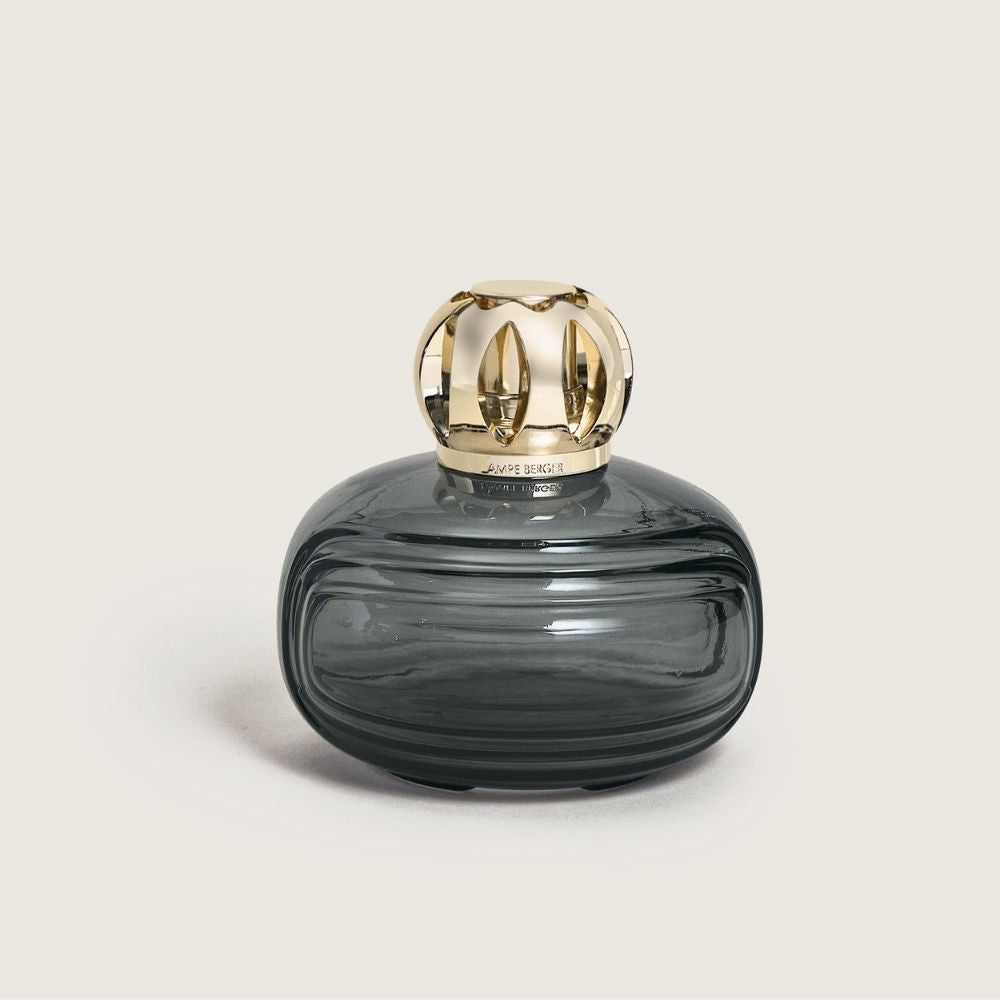 ¿Buscas una pieza luxe? La Lámp Berger Enigma Gris, diseño de Vog (París), es puro arte en cristal. Perfuma y purifica con estilo. ¡Hazte con ella!