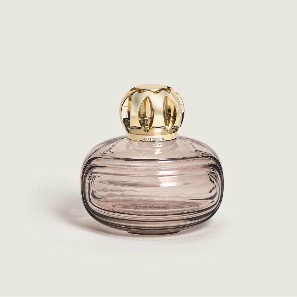 ¿Buscas un toque cálido y elegante? La Lámpara Enigma Marrón es una pieza de autor. Purifica el aire con puro estilo. ¡Elige tu aroma y disfrútala!