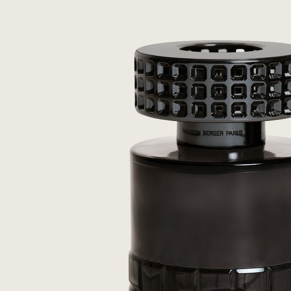 Detalle de la corona negra facetada tipo piedras engastadas de la lámpara catalítica Celebration Negra Maison Berger con grabado Maison Berger Paris – D'Arome