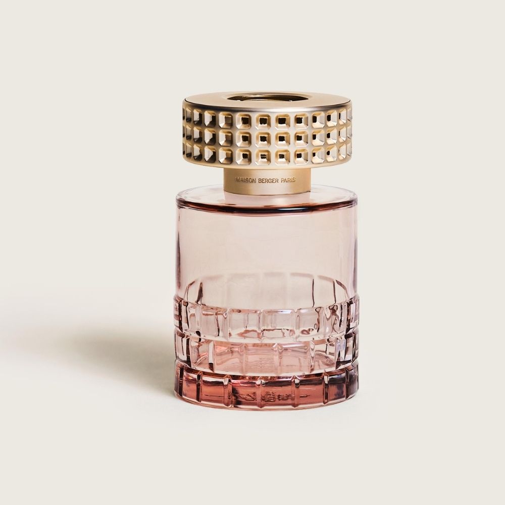 Lámpara catalítica Celebration Nude Maison Berger con cuerpo de cristal cilíndrico tallado en rosa nude y corona dorada facetada – D'Arome