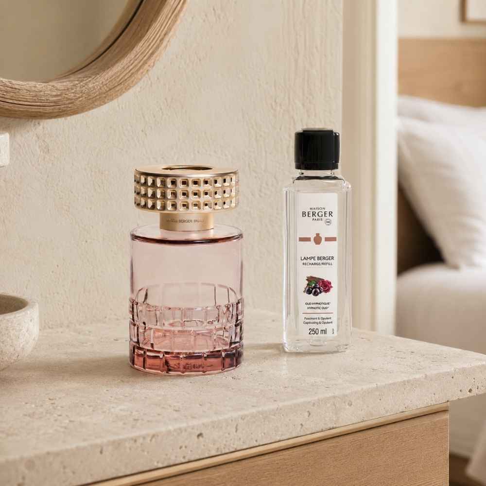 Lámpara catalítica Celebration Nude Maison Berger con montura de oro satinado junto al recambio Oud Hypnotique 250ml – D'Arome