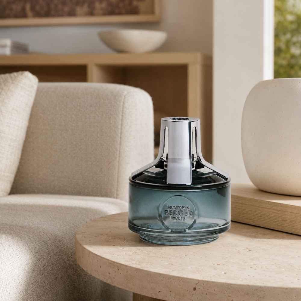 Lámpara catalítica Identity Azul Maison Berger con montura plateada y cuerpo de vidrio degradado – D'Arome