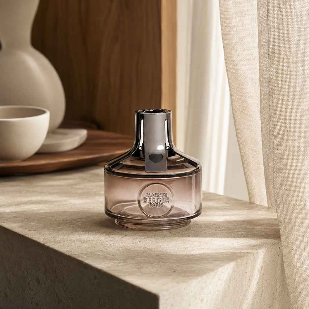 Lámpara catalítica Identity Marrón-Rosa Maison Berger con montura gunmetal de diseño arquitectónico – D'Arome