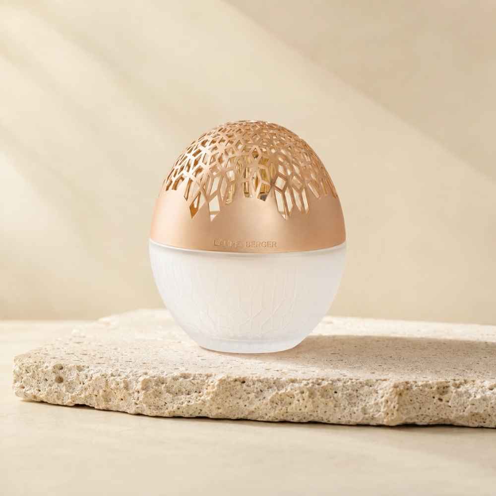Detalle del capuchón troquelado en oro rosa de la lámpara catalítica Luka Escarchada Maison Berger sobre piedra clara – D'Arome