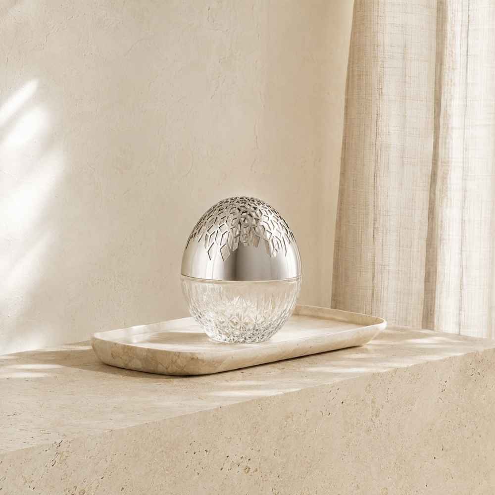 Lámpara catalítica Luka Transparente Maison Berger con cuerpo de cristal tallado y capuchón plateado sobre bandeja de mármol – D'Arome