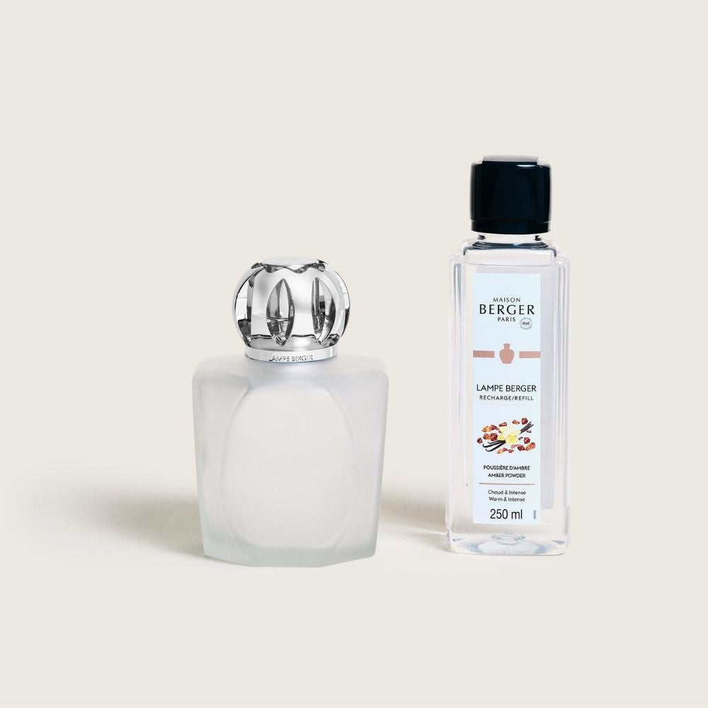 Lámpara catalítica Magical Escarchada Maison Berger junto al recambio de fragancia Amber Powder 250ml, diseñada por Sylvie de France – D'Arome