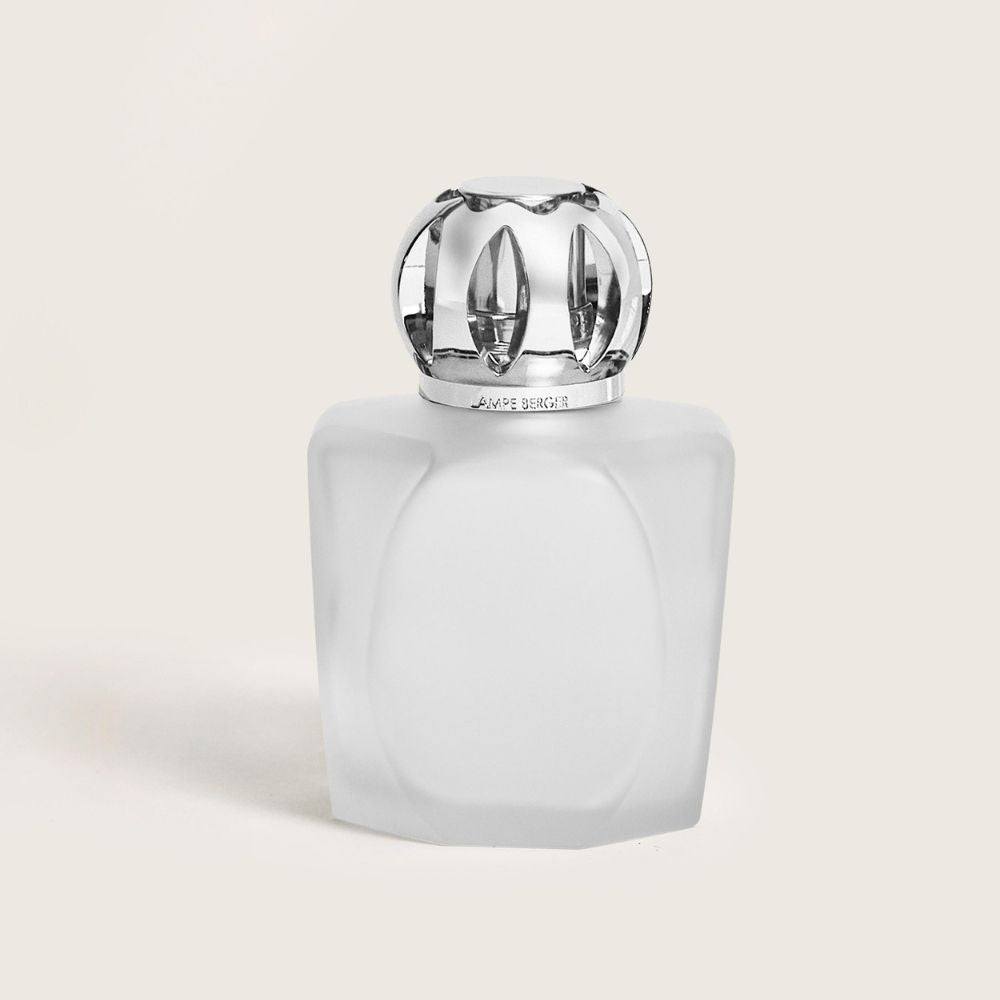 Lámpara catalítica Magical Escarchada Maison Berger con cuerpo de cristal facetado esmerilado y corona plateada tipo corona – D'Arome