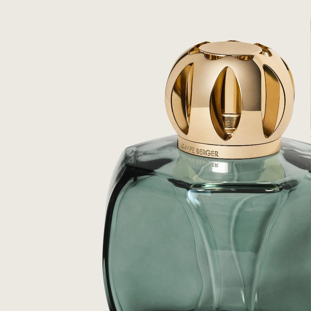 Detalle de la corona metálica dorada facetada de la lámpara catalítica Magical Verde Maison Berger con grabado Lampe Berger – D'Arome