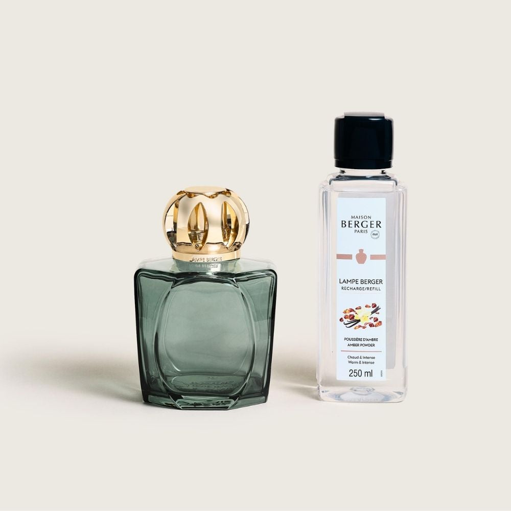 Lámpara catalítica Magical Verde Maison Berger junto al recambio de fragancia Amber Powder 250ml, diseñada por Sylvie de France – D'Arome
