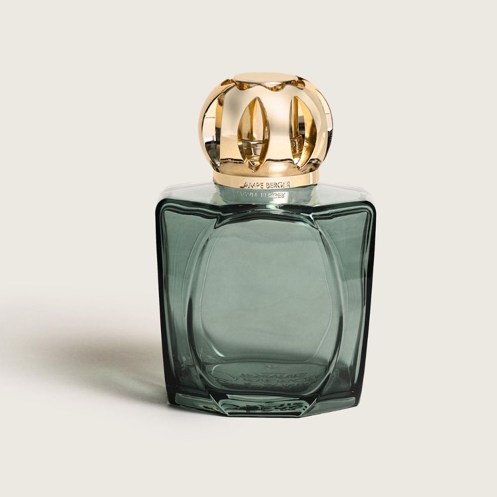 Lámpara catalítica Magical Verde Maison Berger con cuerpo de cristal facetado en verde y corona dorada tipo corona – D'Arome