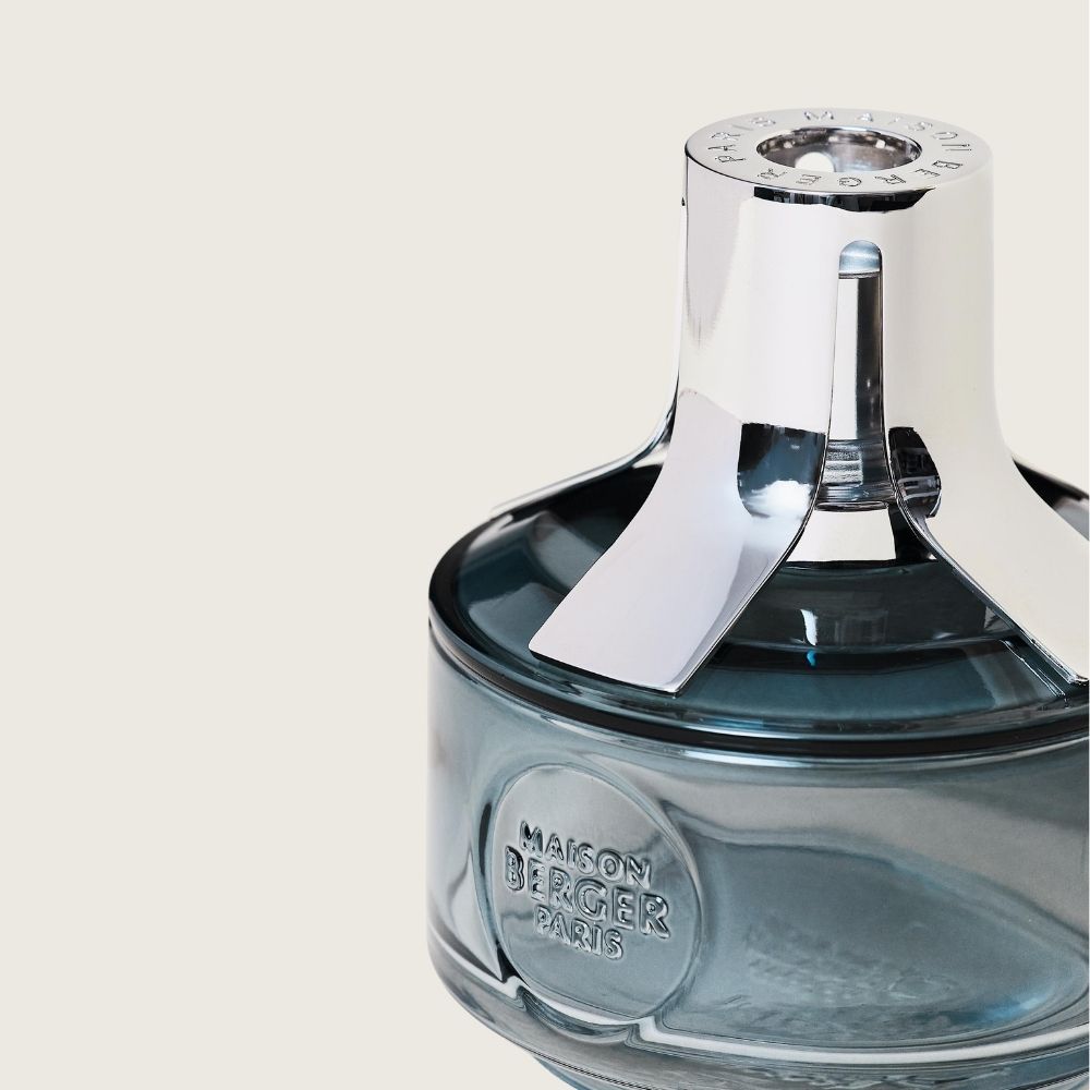 Detalle del embellecedor metálico plateado con forma de aleta de la lámpara catalítica Identity Azul Maison Berger y grabado Maison Berger Paris – D'Arome