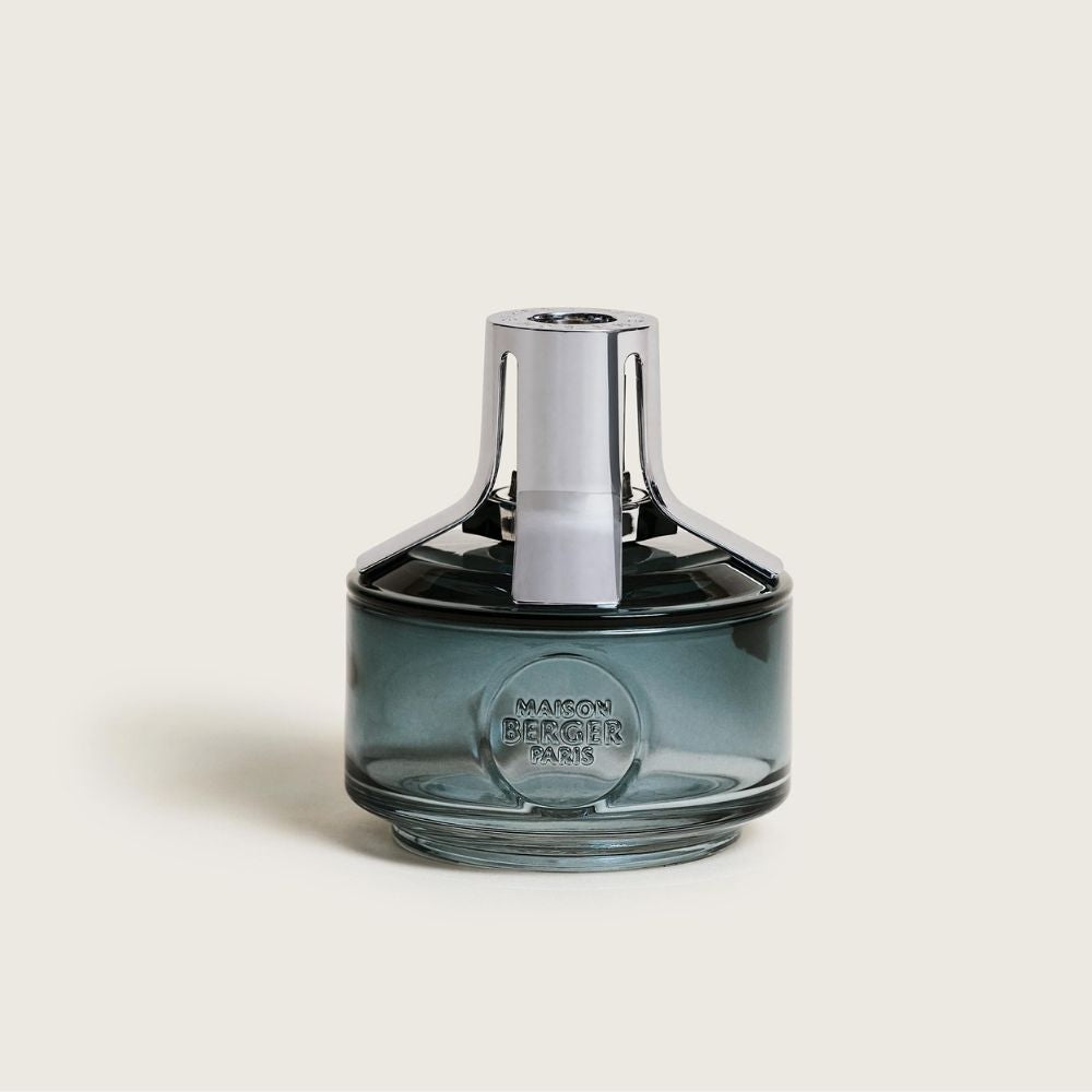 Lámpara catalítica Identity Azul Maison Berger con cuerpo de cristal cilíndrico y capuchón metálico plateado, diseñada por Anthony Gambus – D'Arome