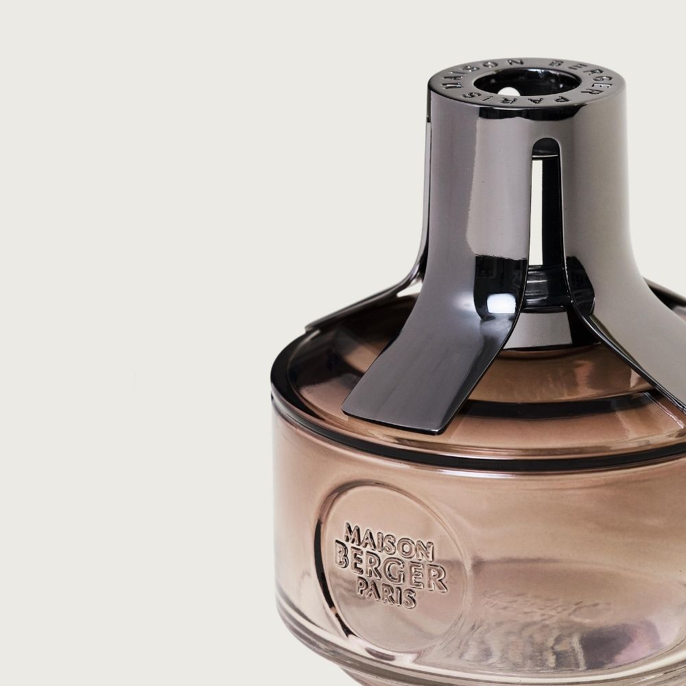 Detalle del embellecedor metálico en tono gunmetal con forma de aleta de la lámpara catalítica Identity Marrón Rosado Maison Berger – D'Arome