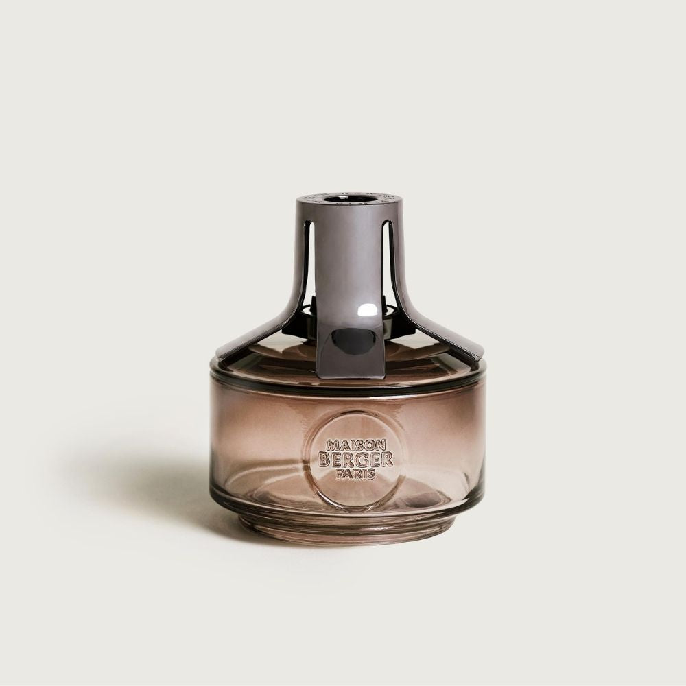 Lámpara catalítica Identity Marrón Rosado Maison Berger con cuerpo de cristal cilíndrico y capuchón metálico gunmetal, diseñada por Anthony Gambus – D'Arome