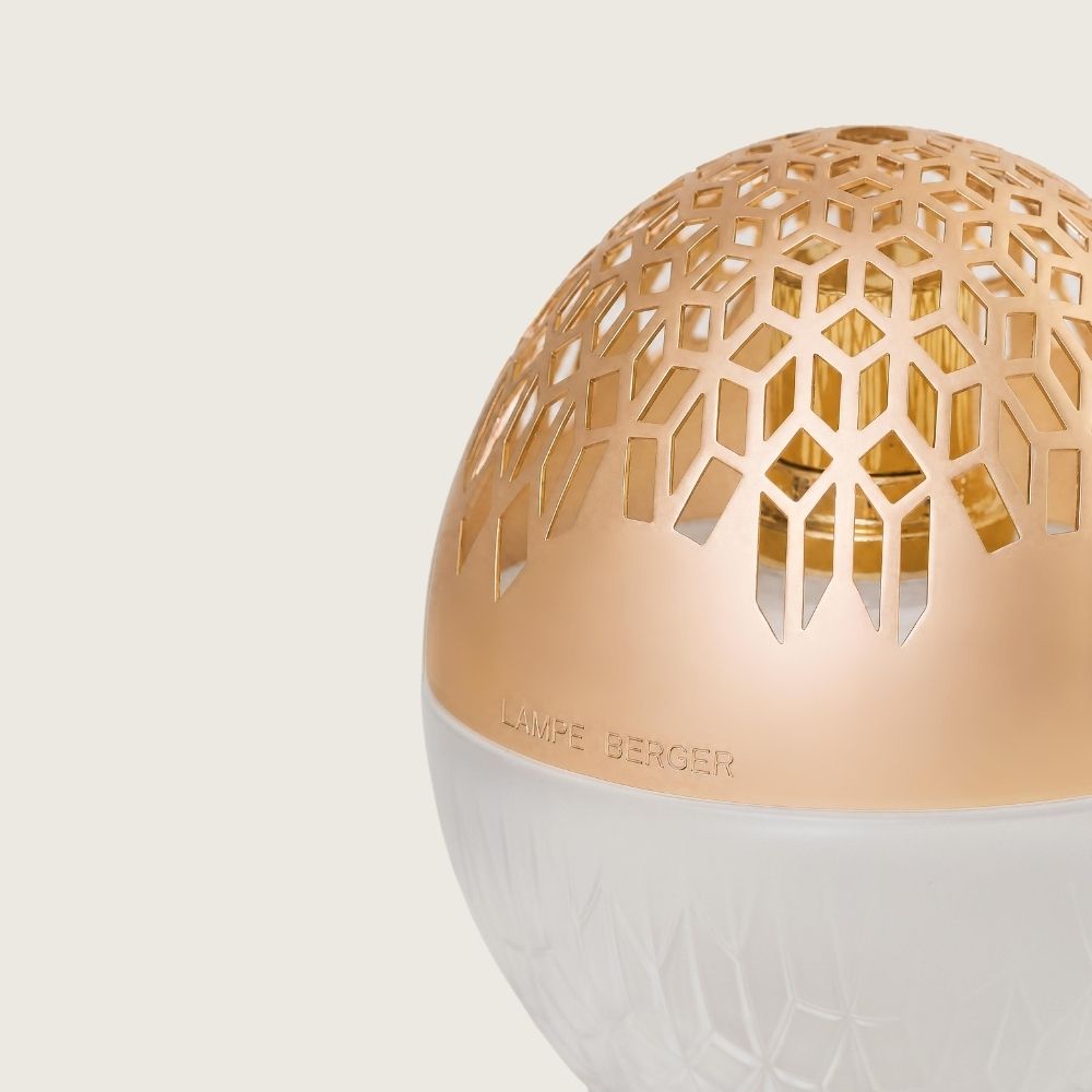 Detalle del embellecedor troquelado en tono oro rosa de la lámpara catalítica Luka Escarchada Maison Berger con grabado Lampe Berger sobre cristal esmerilado – D'Arome