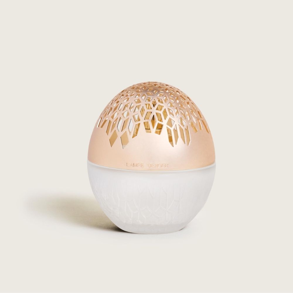 Lámpara catalítica Luka Escarchada Maison Berger con cuerpo de cristal esmerilado tallado y capuchón oro rosa troquelado, diseñada por David Boulanger – D'Arome